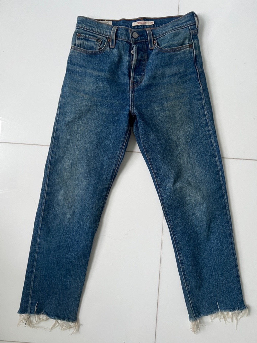 Levi’s Wedgie style straight leg ankle cropped Jeans with frayed edge